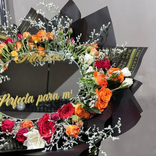 Ramo de flores rosas spray y espejo personalizado